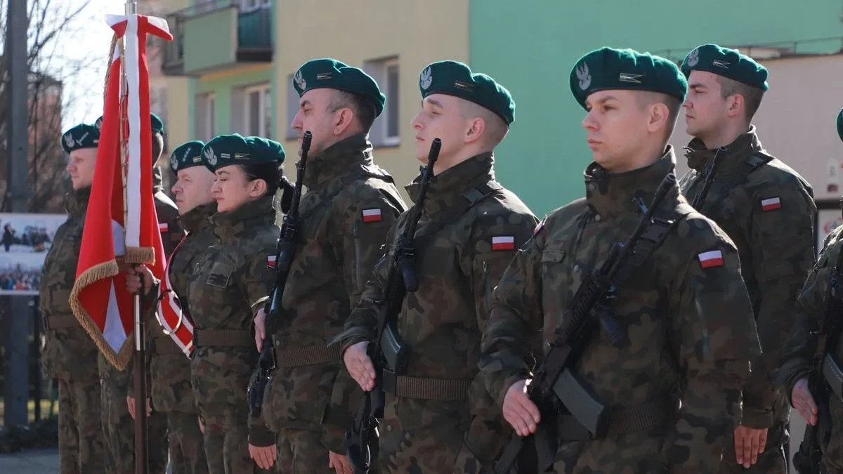 Obchody Narodowego Dnia Pamięci Żołnierzy Wyklętych w Ostrowi Mazowieckiej. Bieg, msza i hołd bohaterom (zdjęcia)