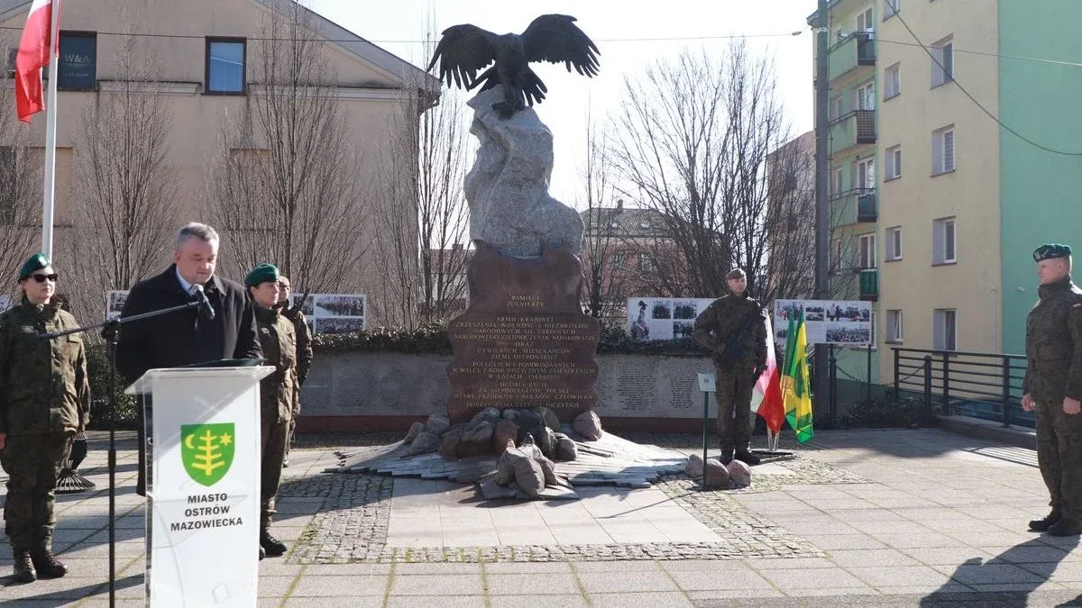 Obchody Narodowego Dnia Pamięci Żołnierzy Wyklętych w Ostrowi Mazowieckiej. Bieg, msza i hołd bohaterom (zdjęcia)