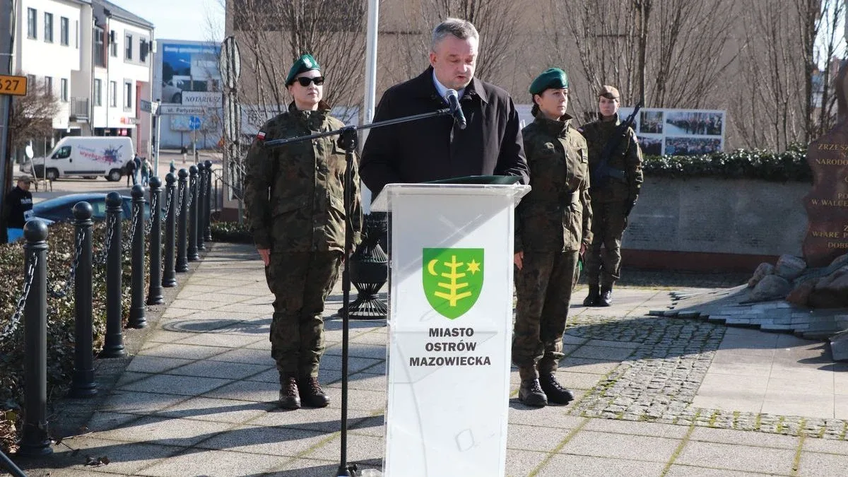 Obchody Narodowego Dnia Pamięci Żołnierzy Wyklętych w Ostrowi Mazowieckiej. Bieg, msza i hołd bohaterom (zdjęcia)