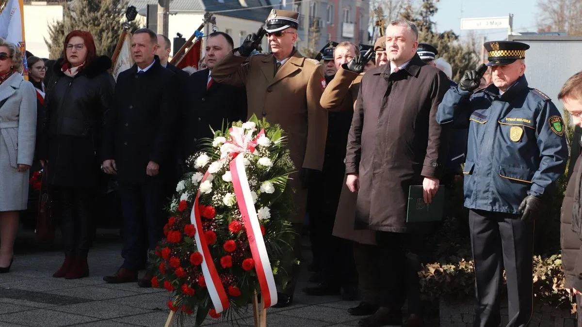 Obchody Narodowego Dnia Pamięci Żołnierzy Wyklętych w Ostrowi Mazowieckiej. Bieg, msza i hołd bohaterom (zdjęcia)