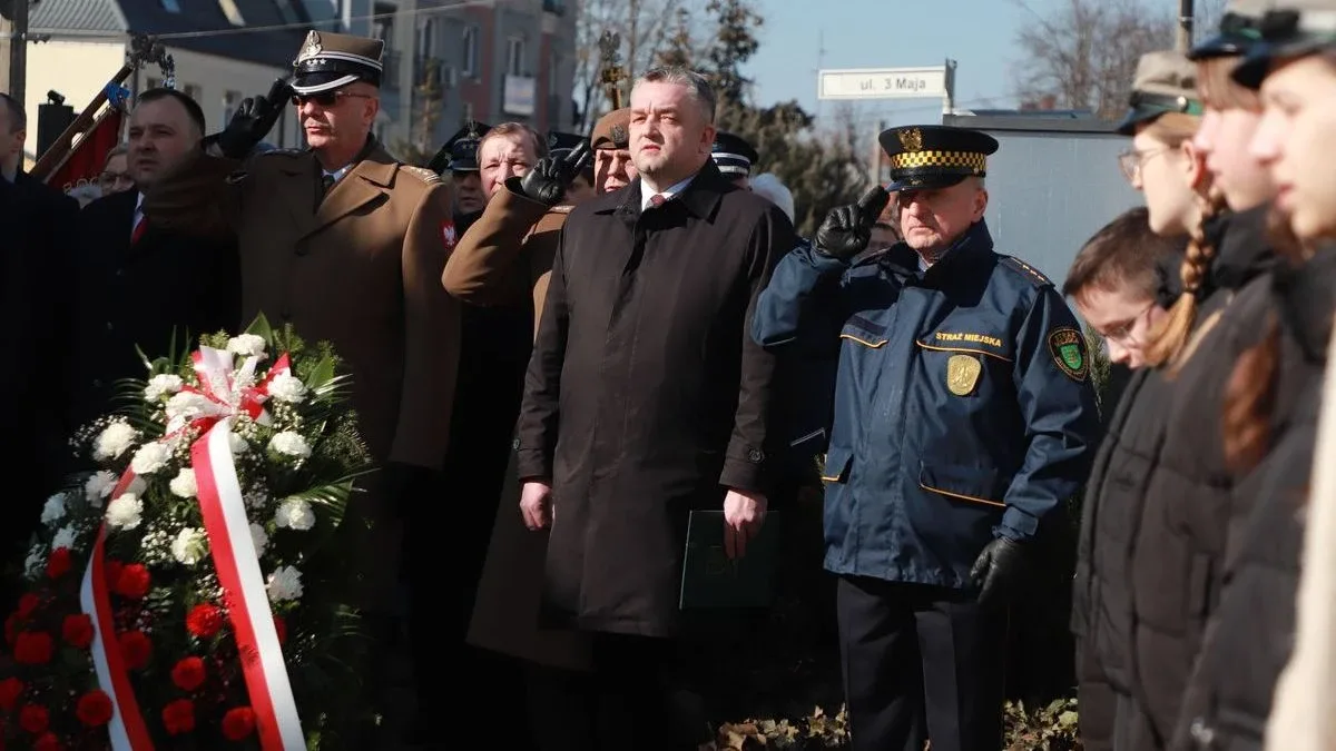Obchody Narodowego Dnia Pamięci Żołnierzy Wyklętych w Ostrowi Mazowieckiej. Bieg, msza i hołd bohaterom (zdjęcia)