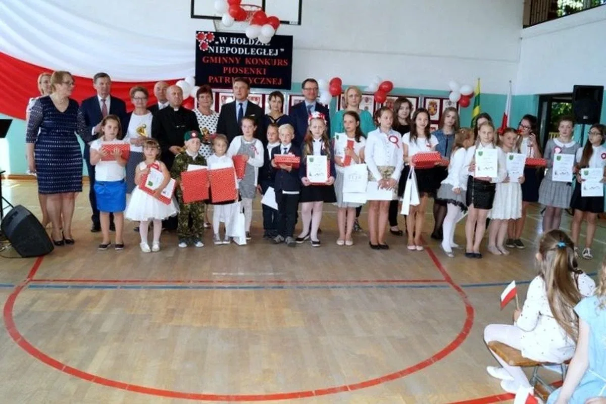 "W hołdzie Niepodległej". Konkurs piosenki patriotycznej (zdjęcia)