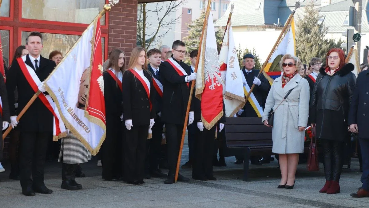Obchody Narodowego Dnia Pamięci Żołnierzy Wyklętych w Ostrowi Mazowieckiej. Bieg, msza i hołd bohaterom (zdjęcia)