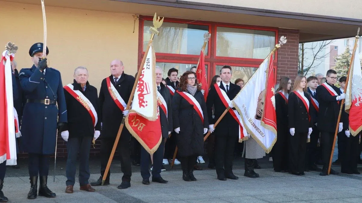 Obchody Narodowego Dnia Pamięci Żołnierzy Wyklętych w Ostrowi Mazowieckiej. Bieg, msza i hołd bohaterom (zdjęcia)