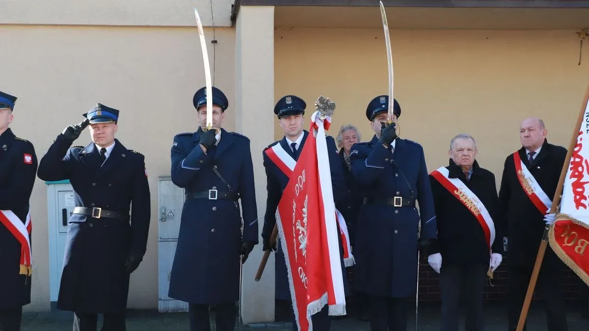Obchody Narodowego Dnia Pamięci Żołnierzy Wyklętych w Ostrowi Mazowieckiej. Bieg, msza i hołd bohaterom (zdjęcia)