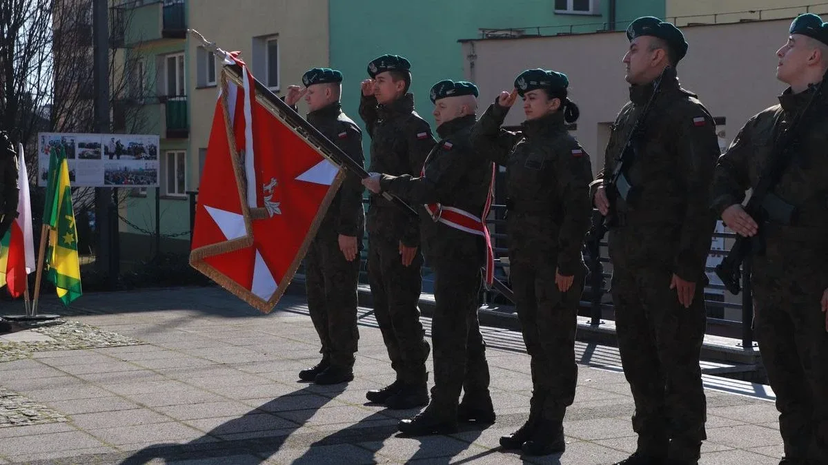 Obchody Narodowego Dnia Pamięci Żołnierzy Wyklętych w Ostrowi Mazowieckiej. Bieg, msza i hołd bohaterom (zdjęcia)
