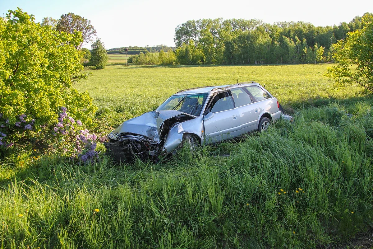 Białorusin w rowie. Kolizja na trasie Ostrów Mazowiecka - Różan (zdjęcia)