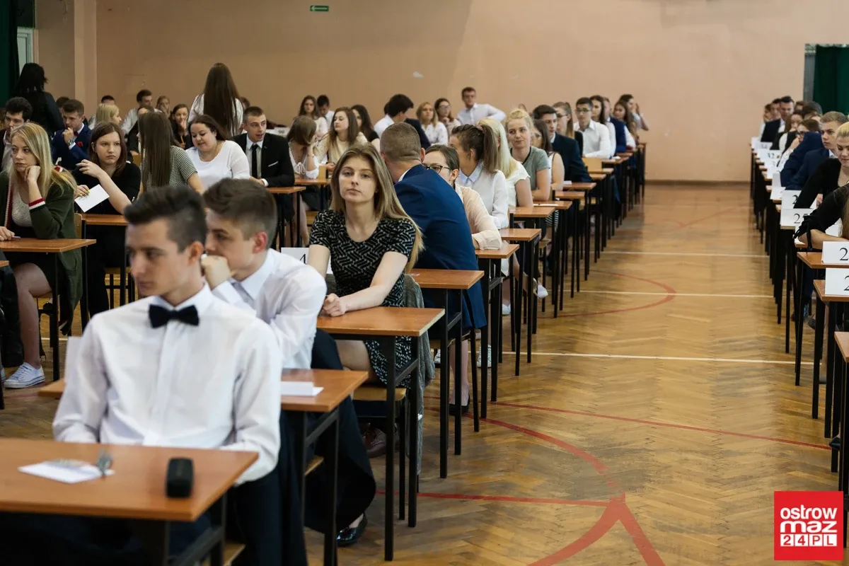 Abiturienci "Rubinka" zdają egzamin z języka polskiego (zdjęcia)