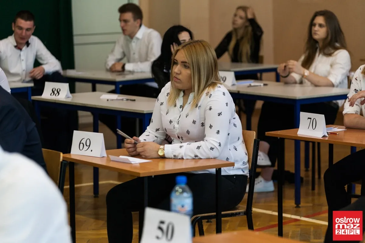 Abiturienci "Rubinka" zdają egzamin z języka polskiego (zdjęcia)