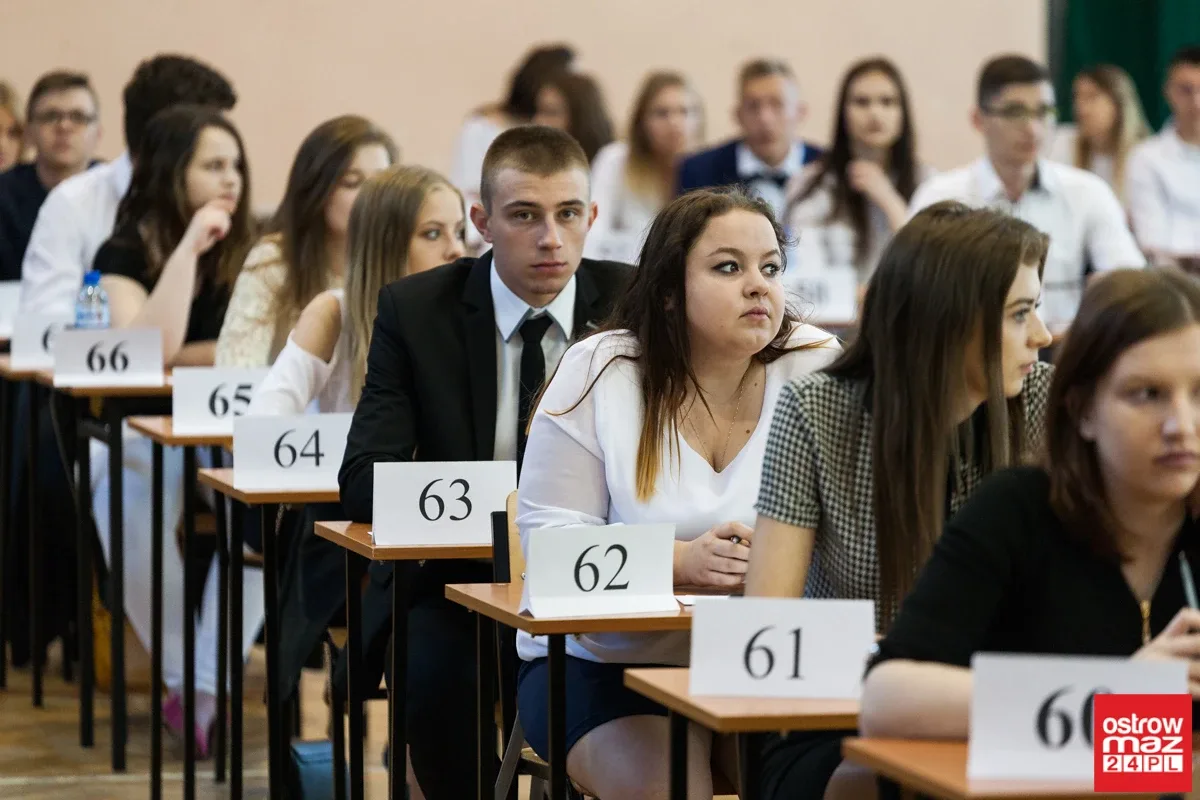 Abiturienci "Rubinka" zdają egzamin z języka polskiego (zdjęcia)