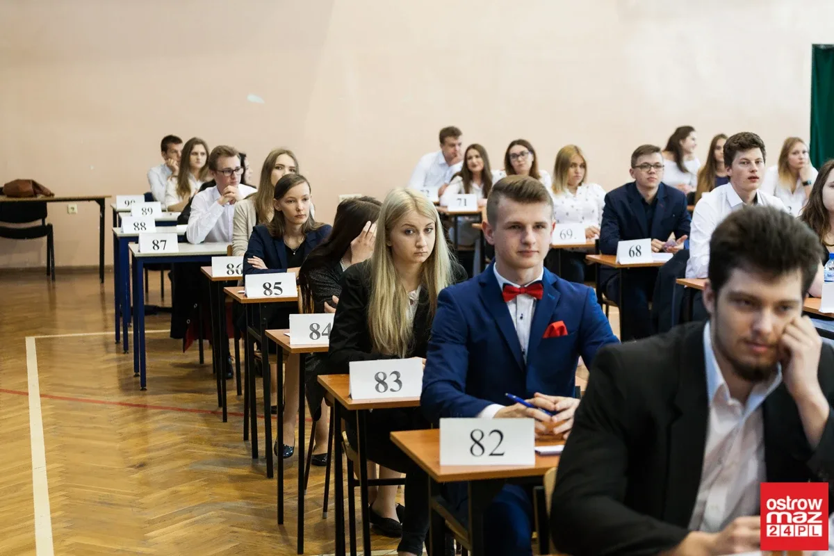Abiturienci "Rubinka" zdają egzamin z języka polskiego (zdjęcia)