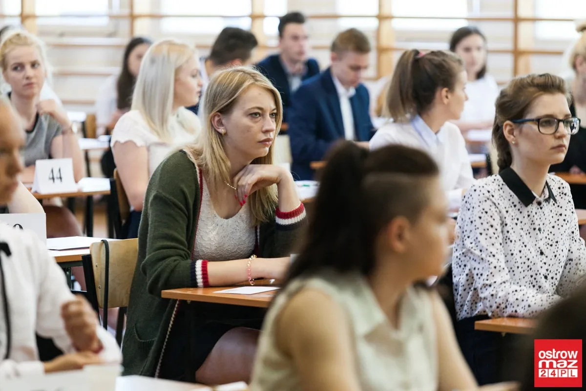 Abiturienci "Rubinka" zdają egzamin z języka polskiego (zdjęcia)