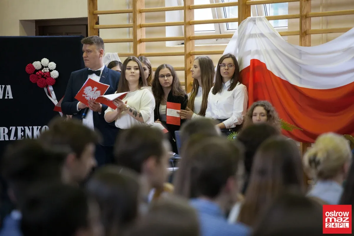 Maturzyści "Ekonomika" pożegnali szkolne mury (zdjęcia, wideo)