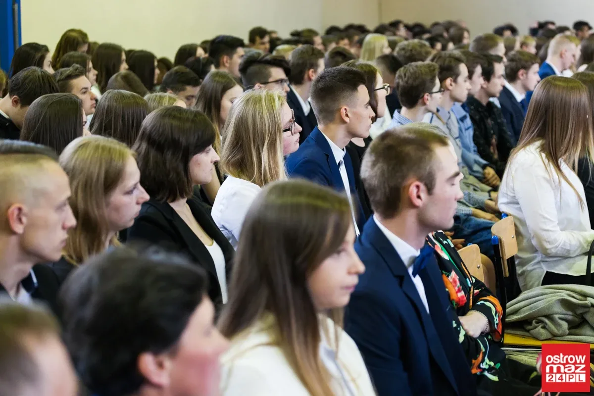 Maturzyści "Ekonomika" pożegnali szkolne mury (zdjęcia, wideo)