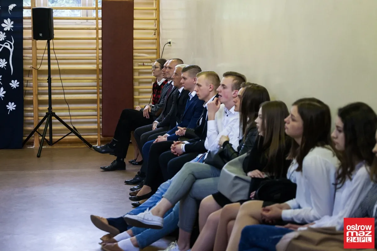 Maturzyści "Ekonomika" pożegnali szkolne mury (zdjęcia, wideo)
