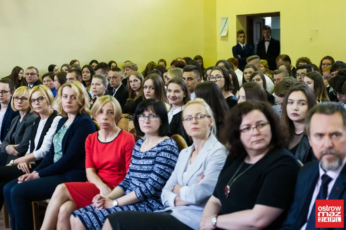 Maturzyści "Ekonomika" pożegnali szkolne mury (zdjęcia, wideo)