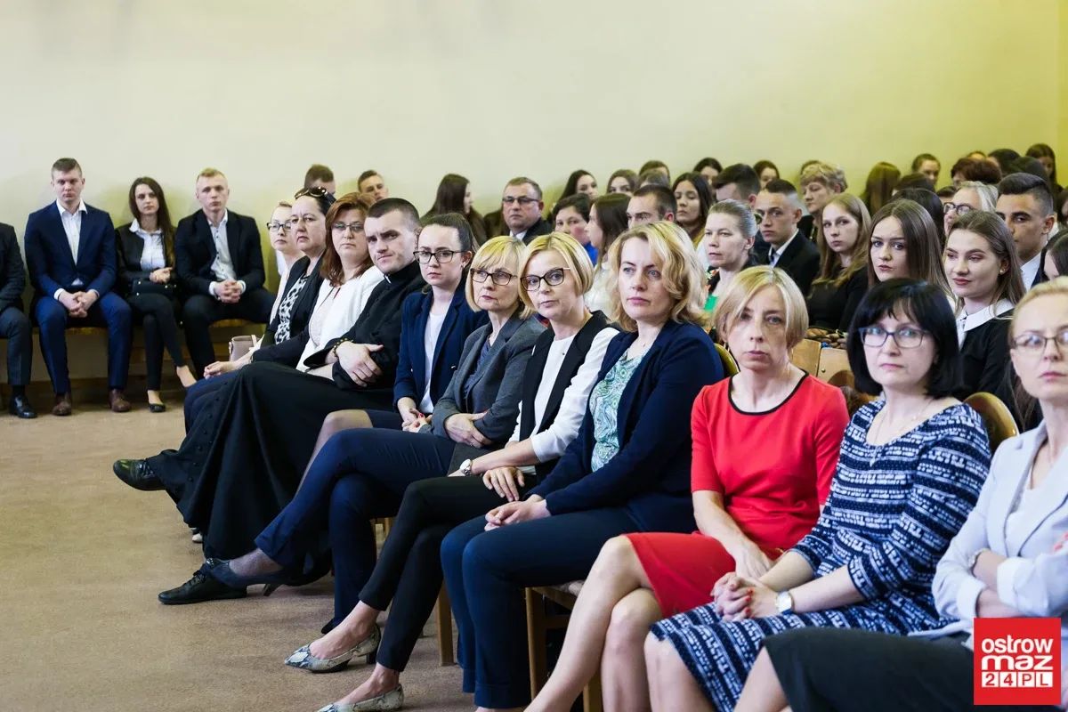 Maturzyści "Ekonomika" pożegnali szkolne mury (zdjęcia, wideo)