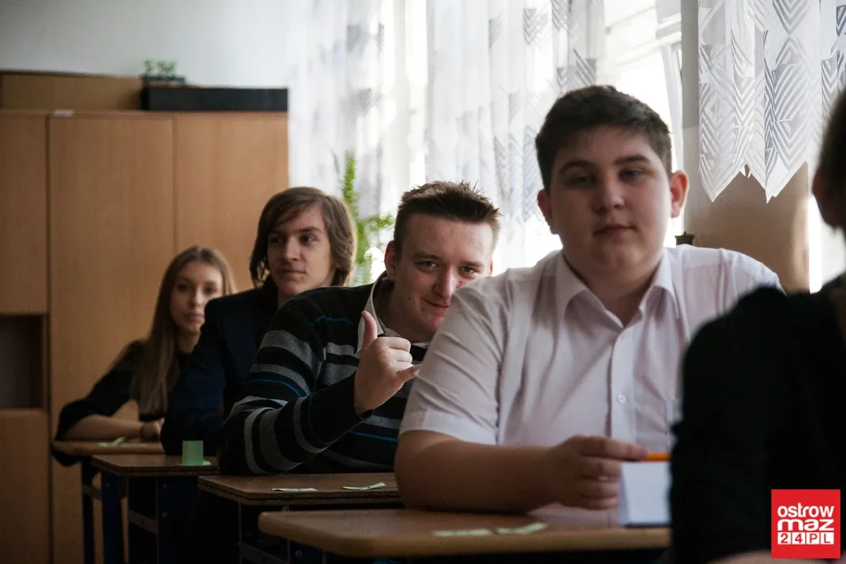 Gimnazjaliści mierzą się z częścią matematyczno-przyrodniczą (zdjęcia)