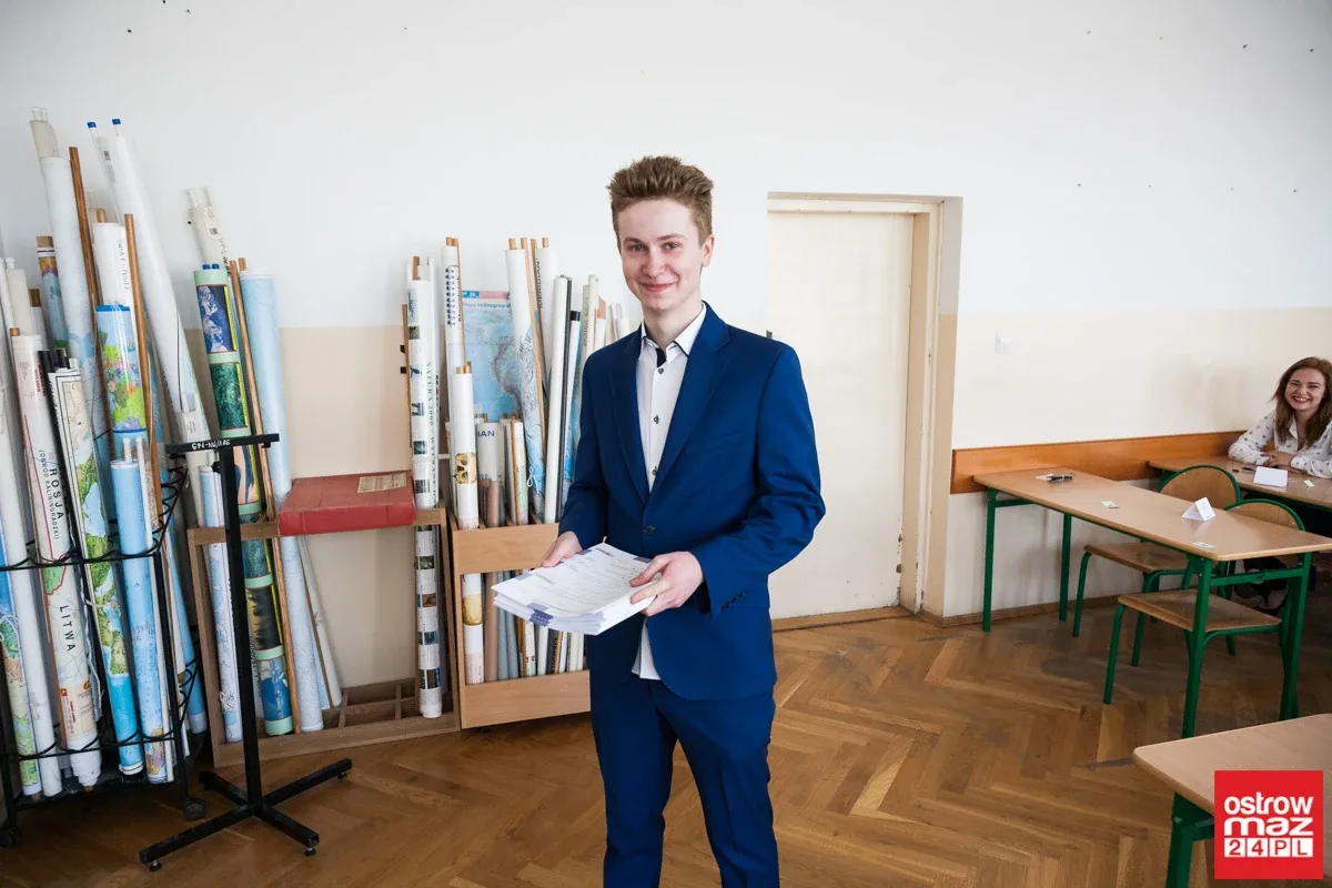 Gimnazjaliści mierzą się z częścią matematyczno-przyrodniczą (zdjęcia)