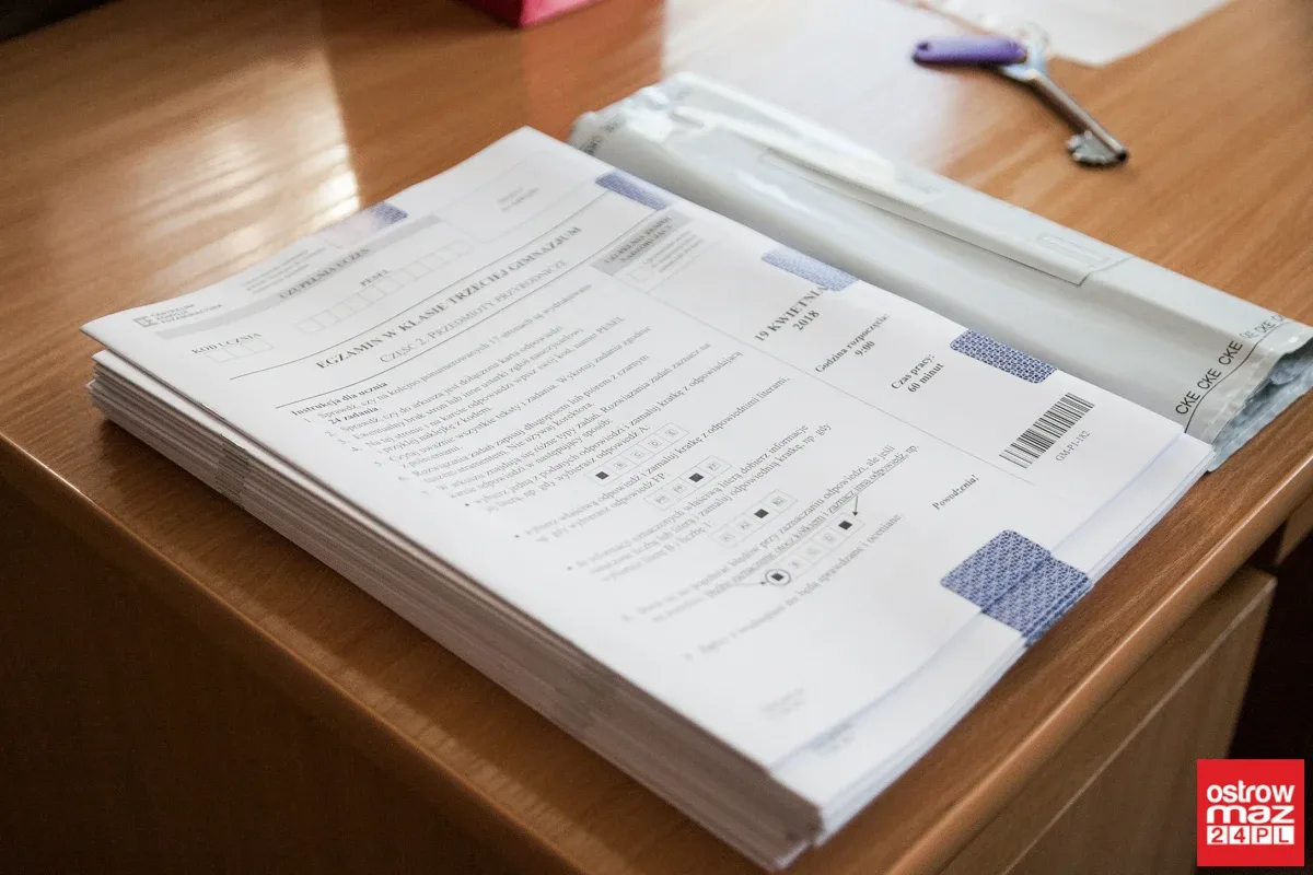 Gimnazjaliści mierzą się z częścią matematyczno-przyrodniczą (zdjęcia)