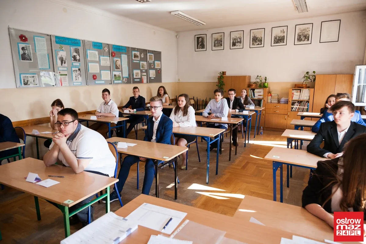 Gimnazjaliści mierzą się z częścią matematyczno-przyrodniczą (zdjęcia)