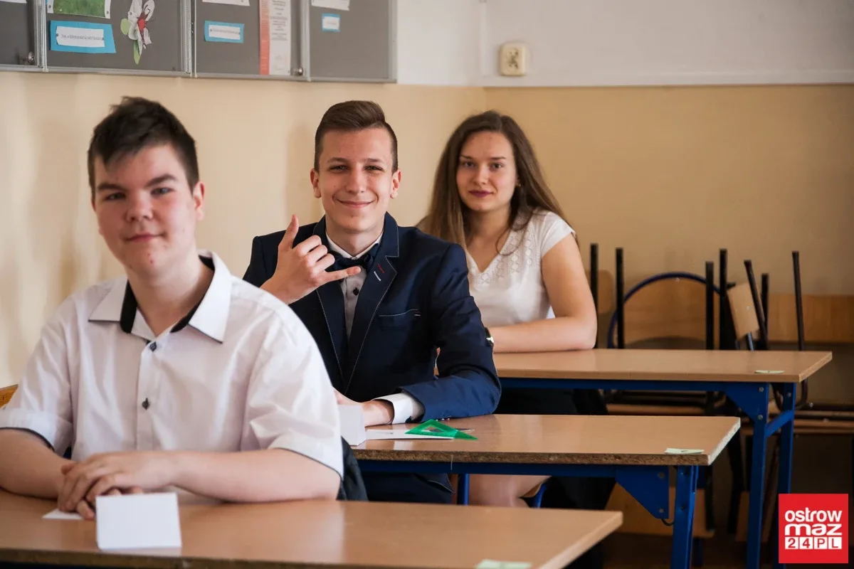 Gimnazjaliści mierzą się z częścią matematyczno-przyrodniczą (zdjęcia)