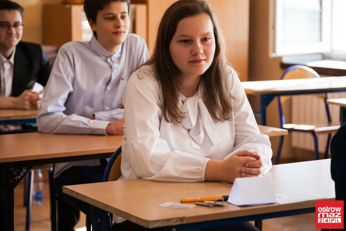 Gimnazjaliści mierzą się z częścią matematyczno-przyrodniczą (zdjęcia)