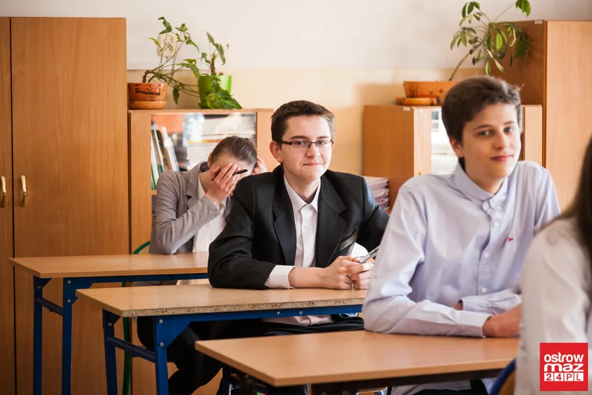 Gimnazjaliści mierzą się z częścią matematyczno-przyrodniczą (zdjęcia)