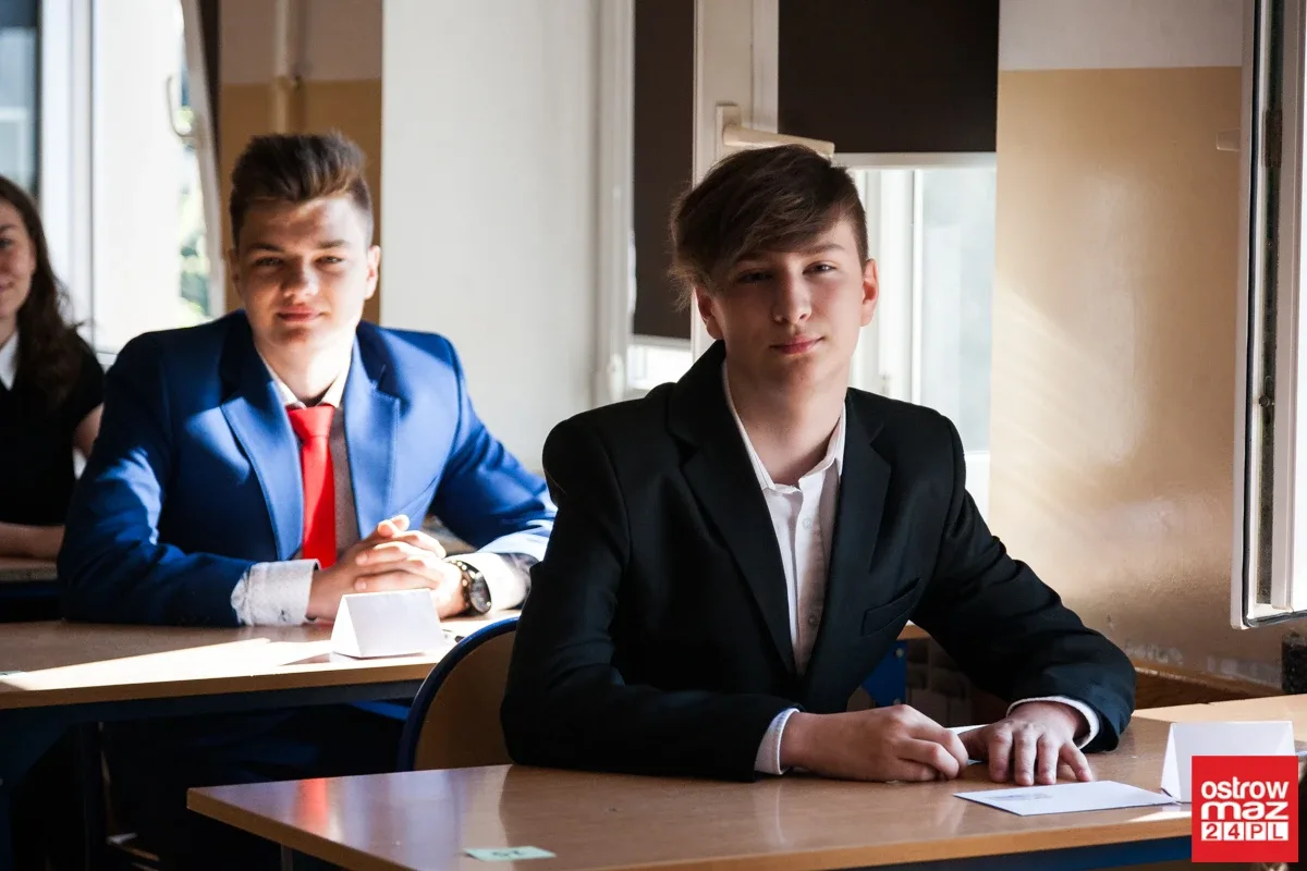 Gimnazjaliści mierzą się z częścią matematyczno-przyrodniczą (zdjęcia)