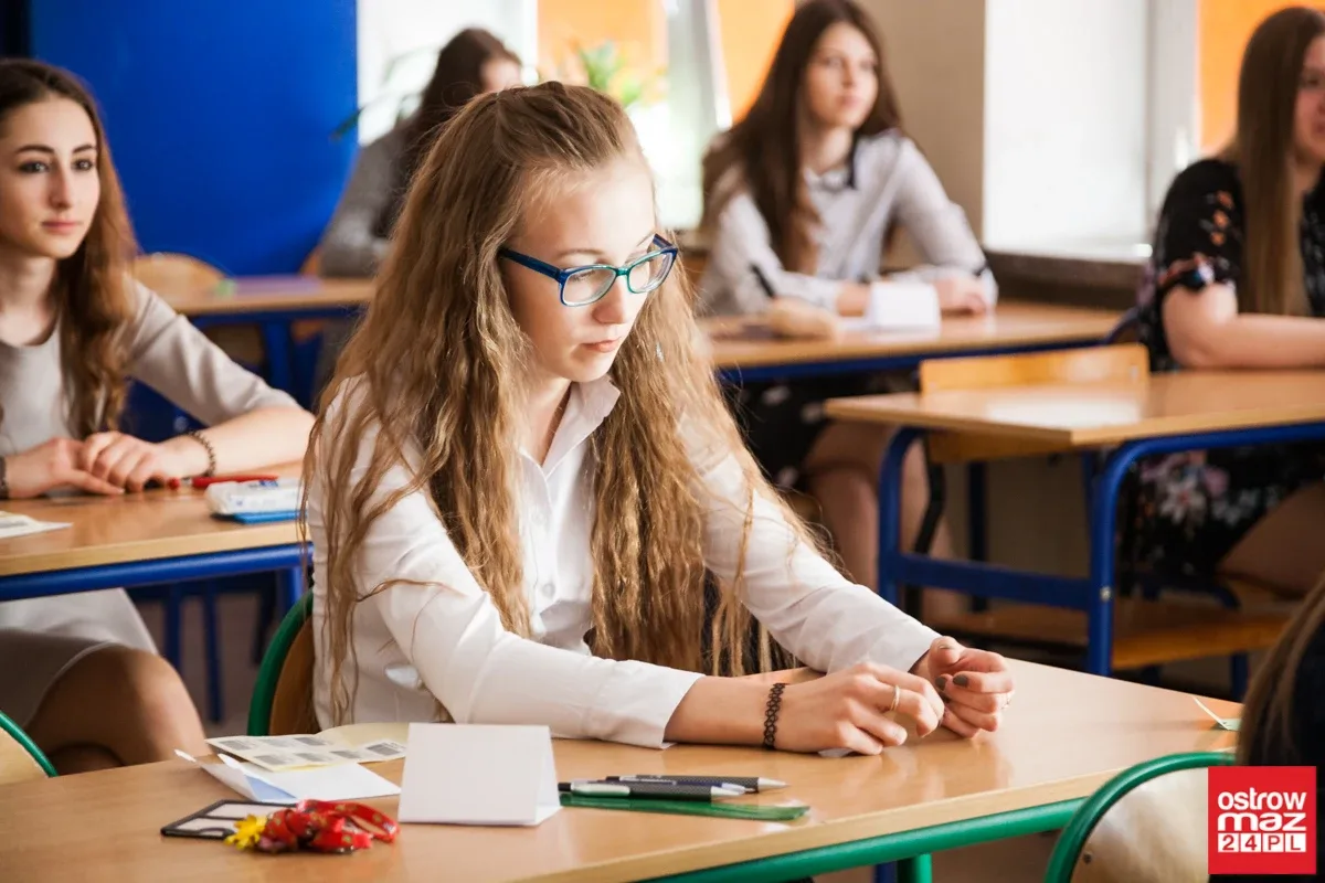 Gimnazjaliści mierzą się z częścią matematyczno-przyrodniczą (zdjęcia)
