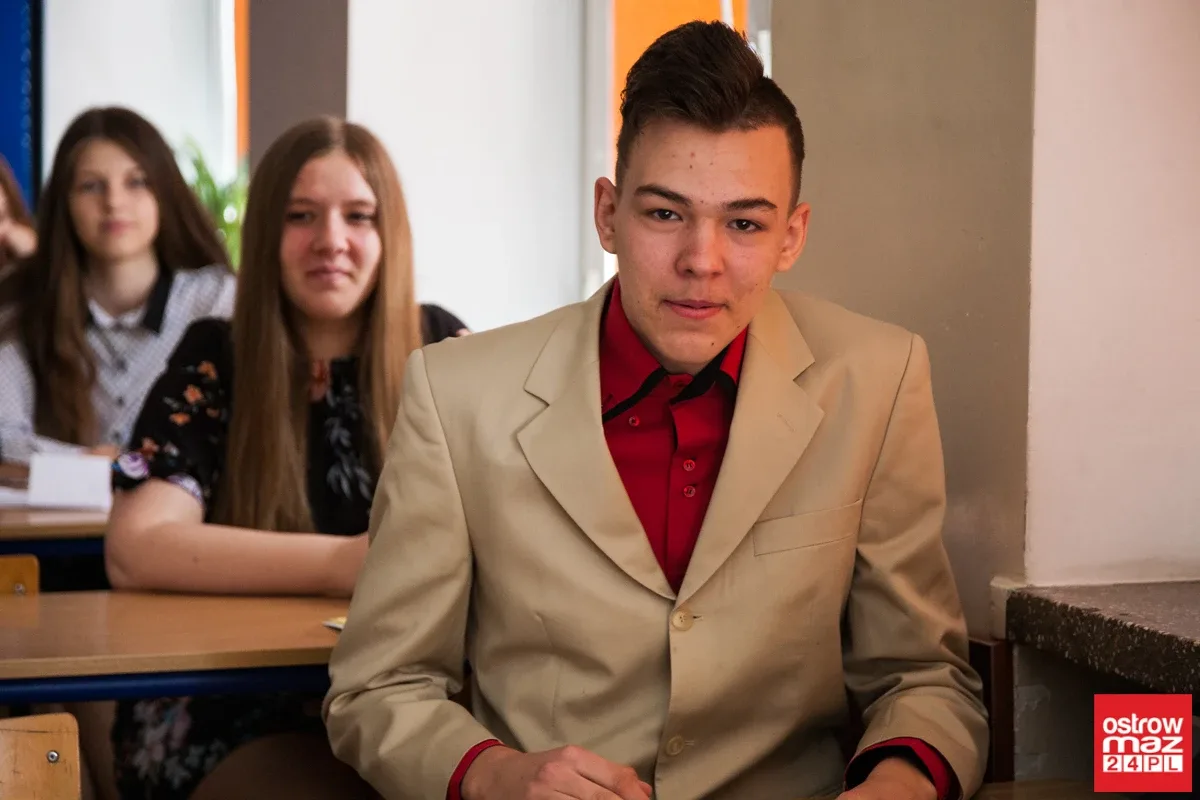 Gimnazjaliści mierzą się z częścią matematyczno-przyrodniczą (zdjęcia)