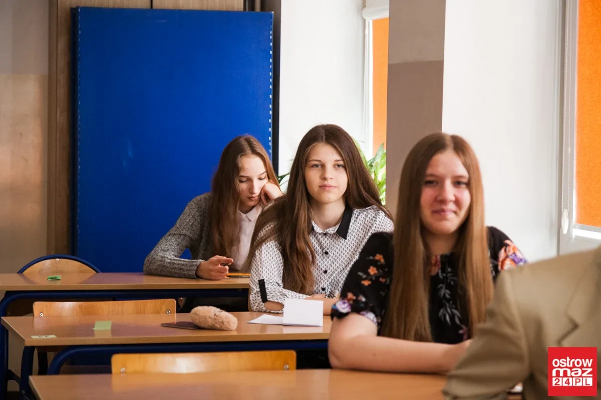 Gimnazjaliści mierzą się z częścią matematyczno-przyrodniczą (zdjęcia)