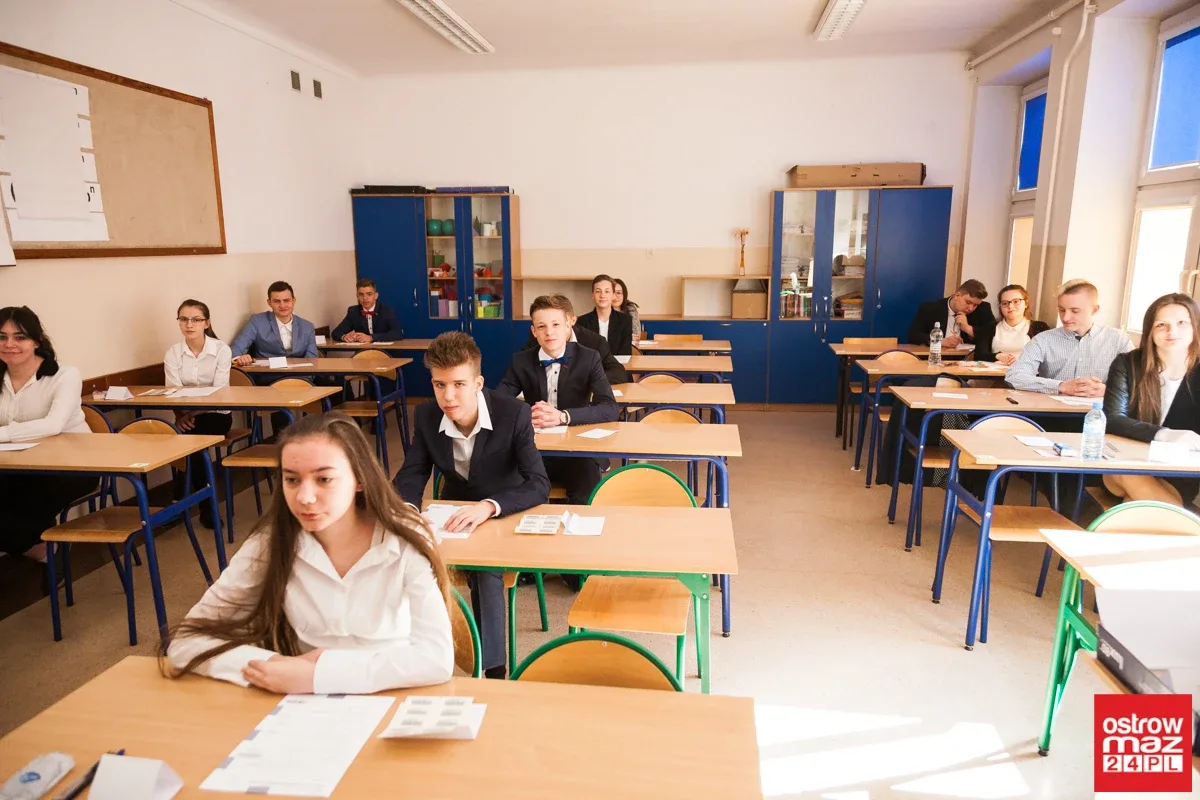 Gimnazjaliści mierzą się z częścią matematyczno-przyrodniczą (zdjęcia)