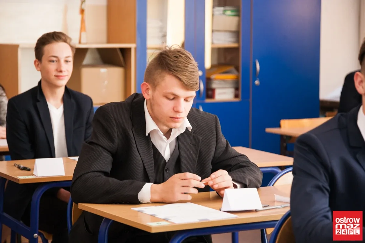 Gimnazjaliści mierzą się z częścią matematyczno-przyrodniczą (zdjęcia)