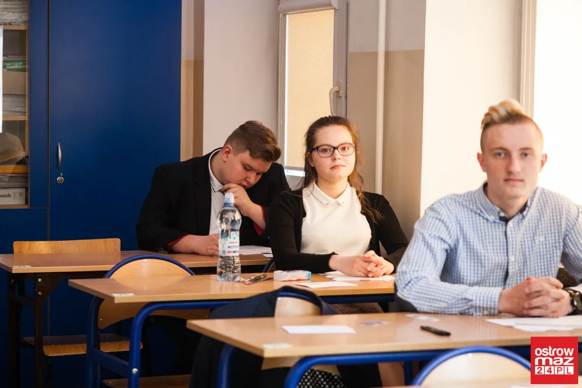 Gimnazjaliści mierzą się z częścią matematyczno-przyrodniczą (zdjęcia)