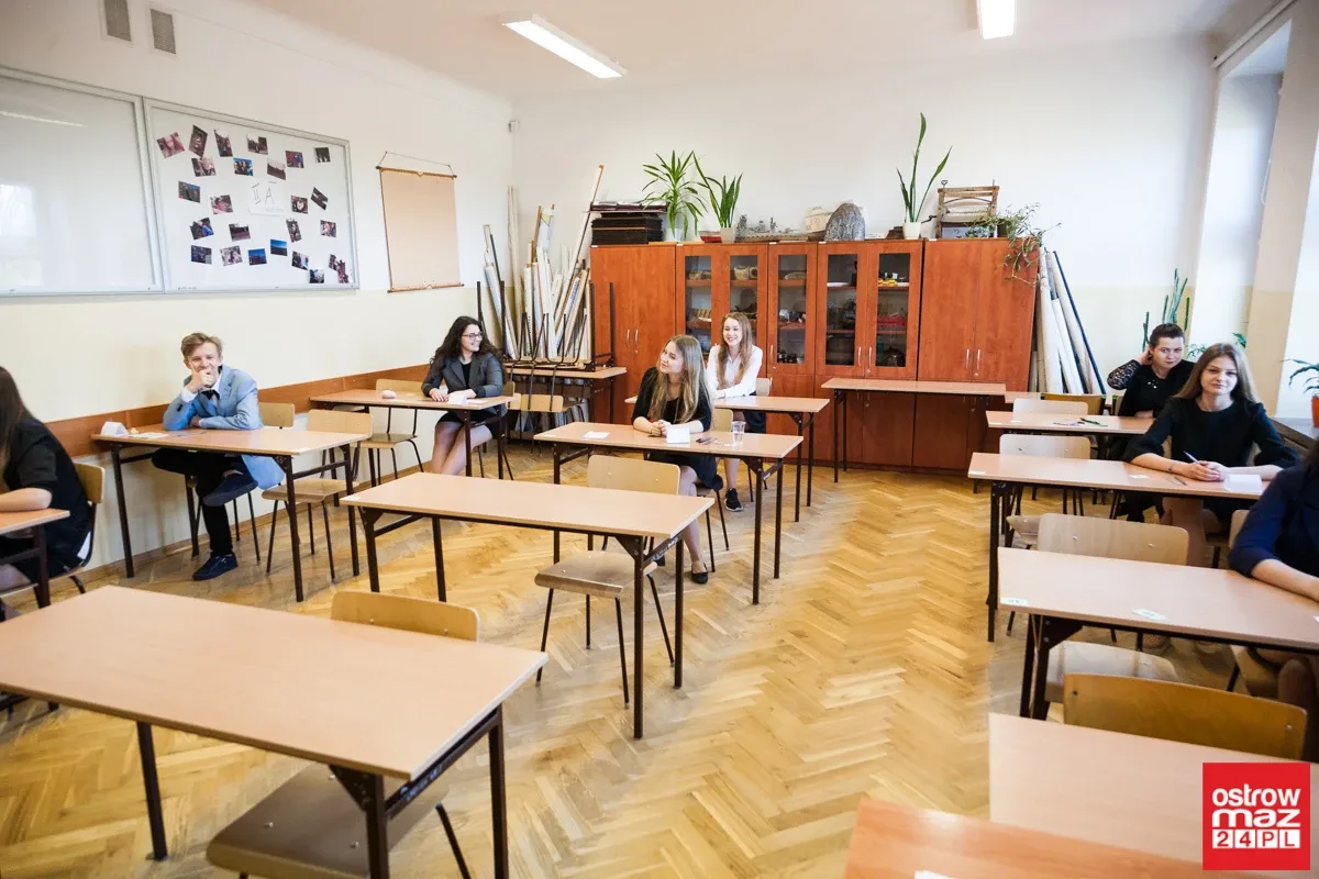 Gimnazjaliści mierzą się z częścią matematyczno-przyrodniczą (zdjęcia)