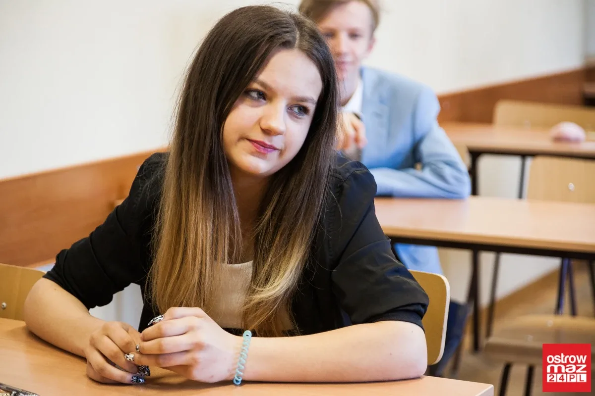Gimnazjaliści mierzą się z częścią matematyczno-przyrodniczą (zdjęcia)