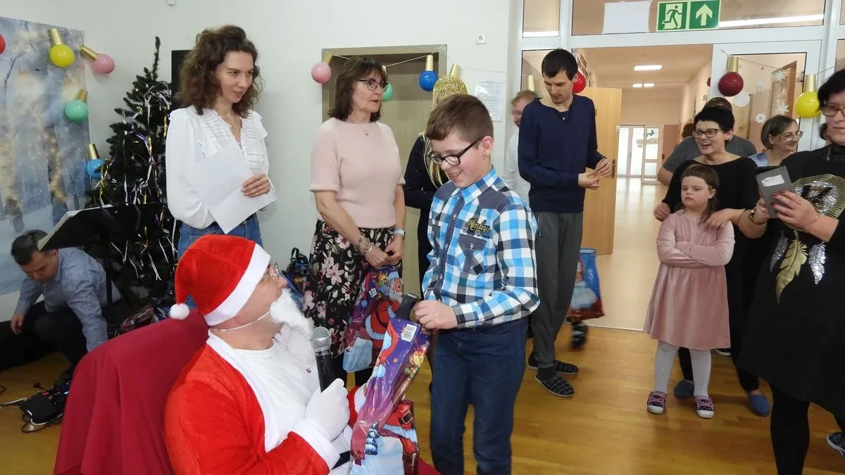 Zabawa choinkowa w Specjalnym Ośrodku Szkolno-Wychowawczym w Zuzeli (zdjęcia, wideo)