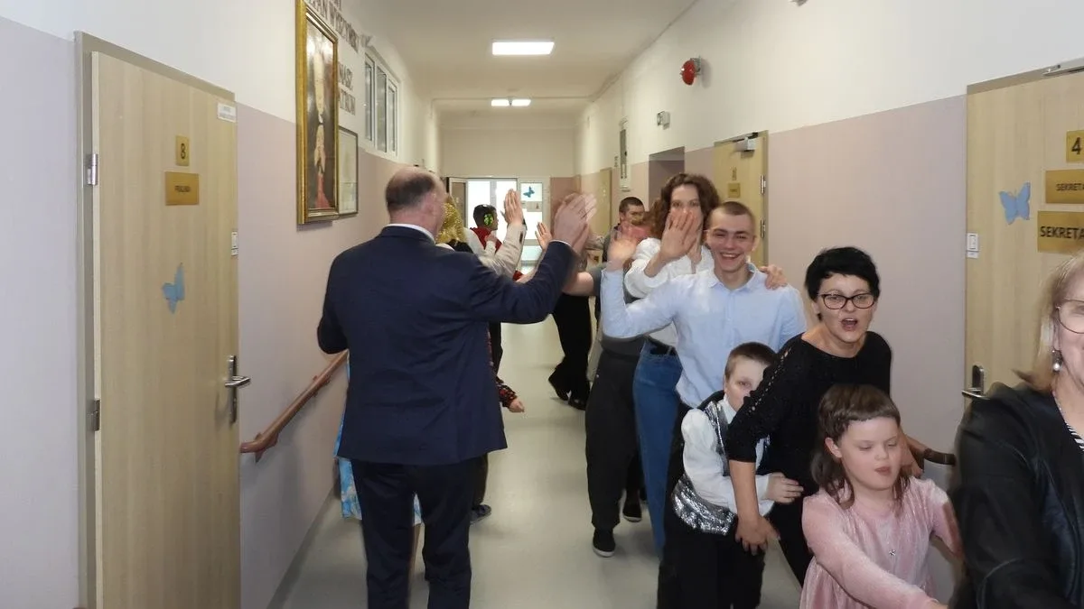 Zabawa choinkowa w Specjalnym Ośrodku Szkolno-Wychowawczym w Zuzeli (zdjęcia, wideo)