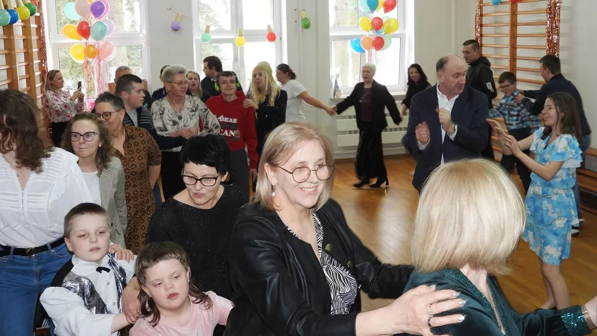 Zabawa choinkowa w Specjalnym Ośrodku Szkolno-Wychowawczym w Zuzeli (zdjęcia, wideo)
