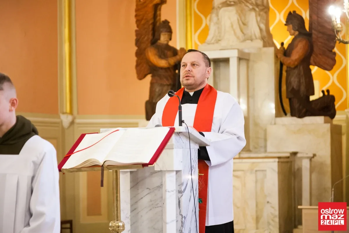 Liturgia Męki Pańskiej w Komorowie i Ostrowi Mazowieckiej (zdjęcia, wideo)