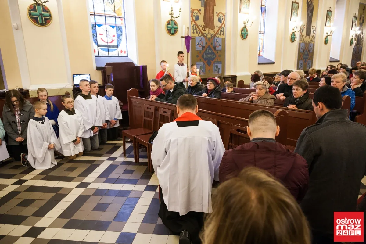 Liturgia Męki Pańskiej w Komorowie i Ostrowi Mazowieckiej (zdjęcia, wideo)