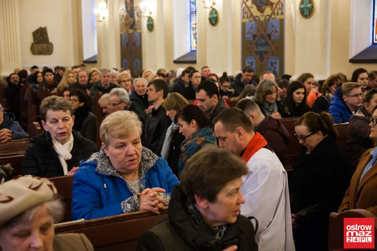 Liturgia Męki Pańskiej w Komorowie i Ostrowi Mazowieckiej (zdjęcia, wideo)