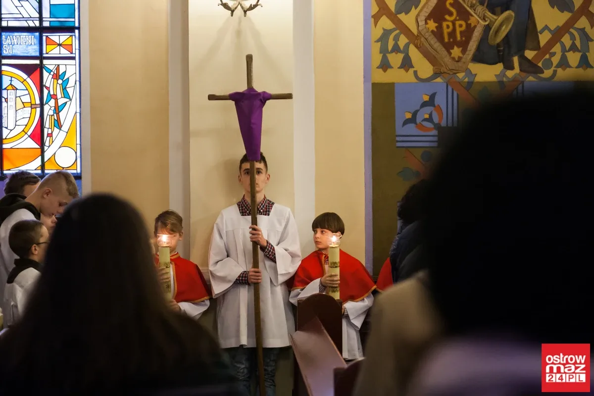 Liturgia Męki Pańskiej w Komorowie i Ostrowi Mazowieckiej (zdjęcia, wideo)