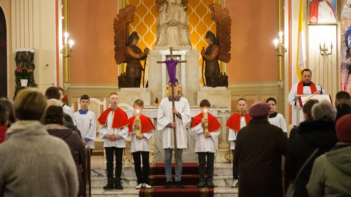 Liturgia Męki Pańskiej w Komorowie i Ostrowi Mazowieckiej (zdjęcia, wideo)