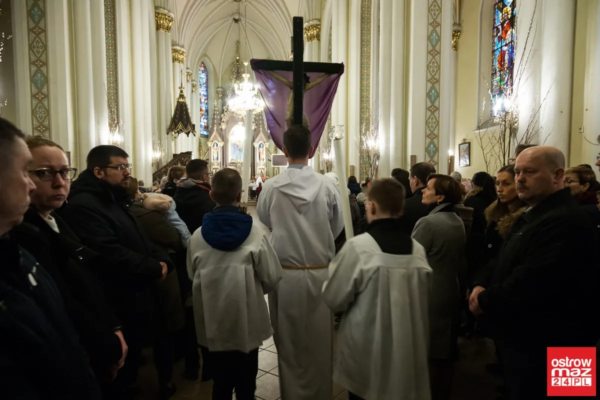 Liturgia Męki Pańskiej w Komorowie i Ostrowi Mazowieckiej (zdjęcia, wideo)