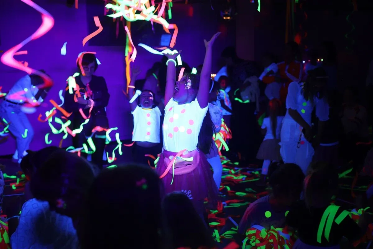 Szaleństwo kolorów i świateł. Fluo Bal w Starej Elektrowni (zdjęcia)
