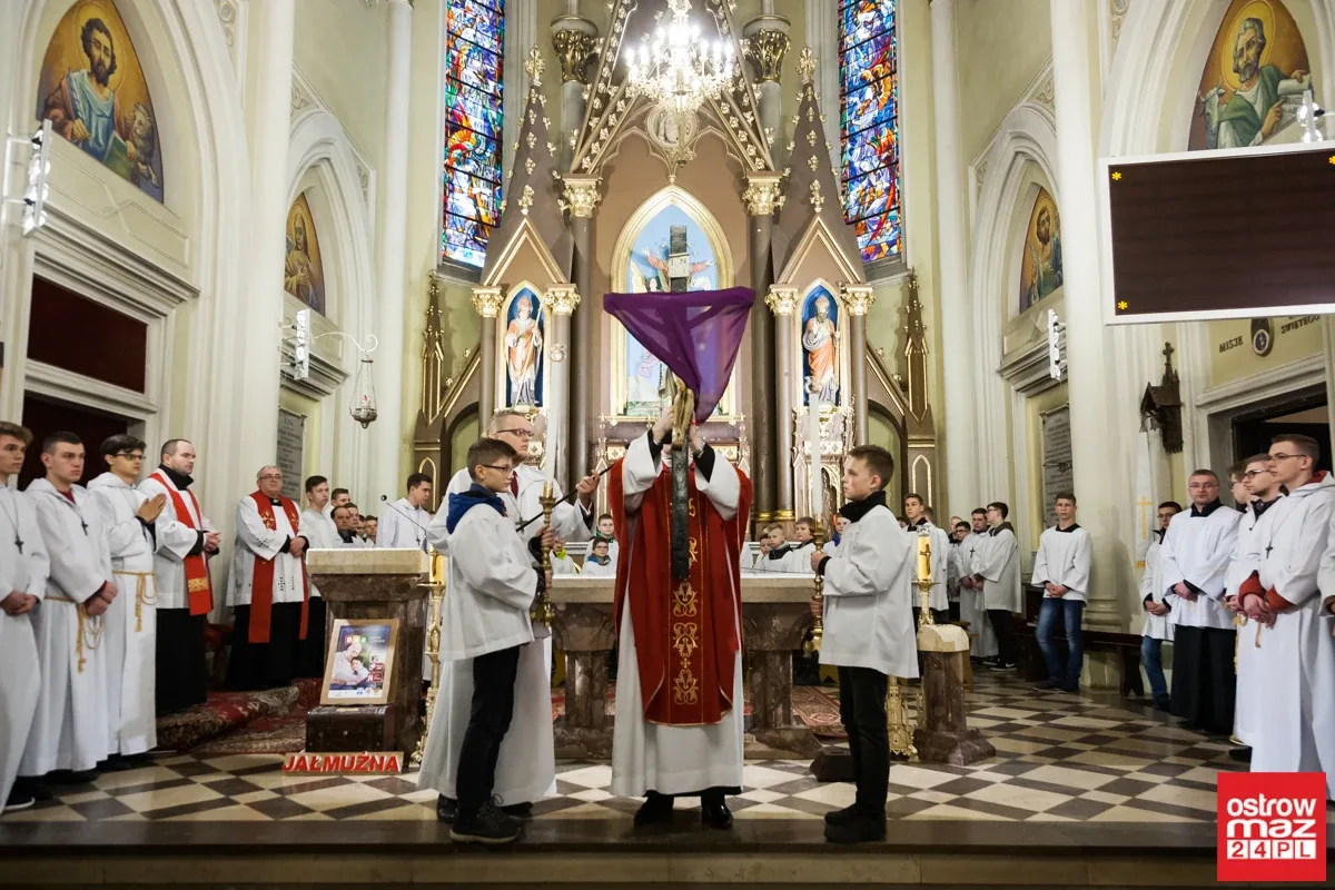 Liturgia Męki Pańskiej w Komorowie i Ostrowi Mazowieckiej (zdjęcia, wideo)