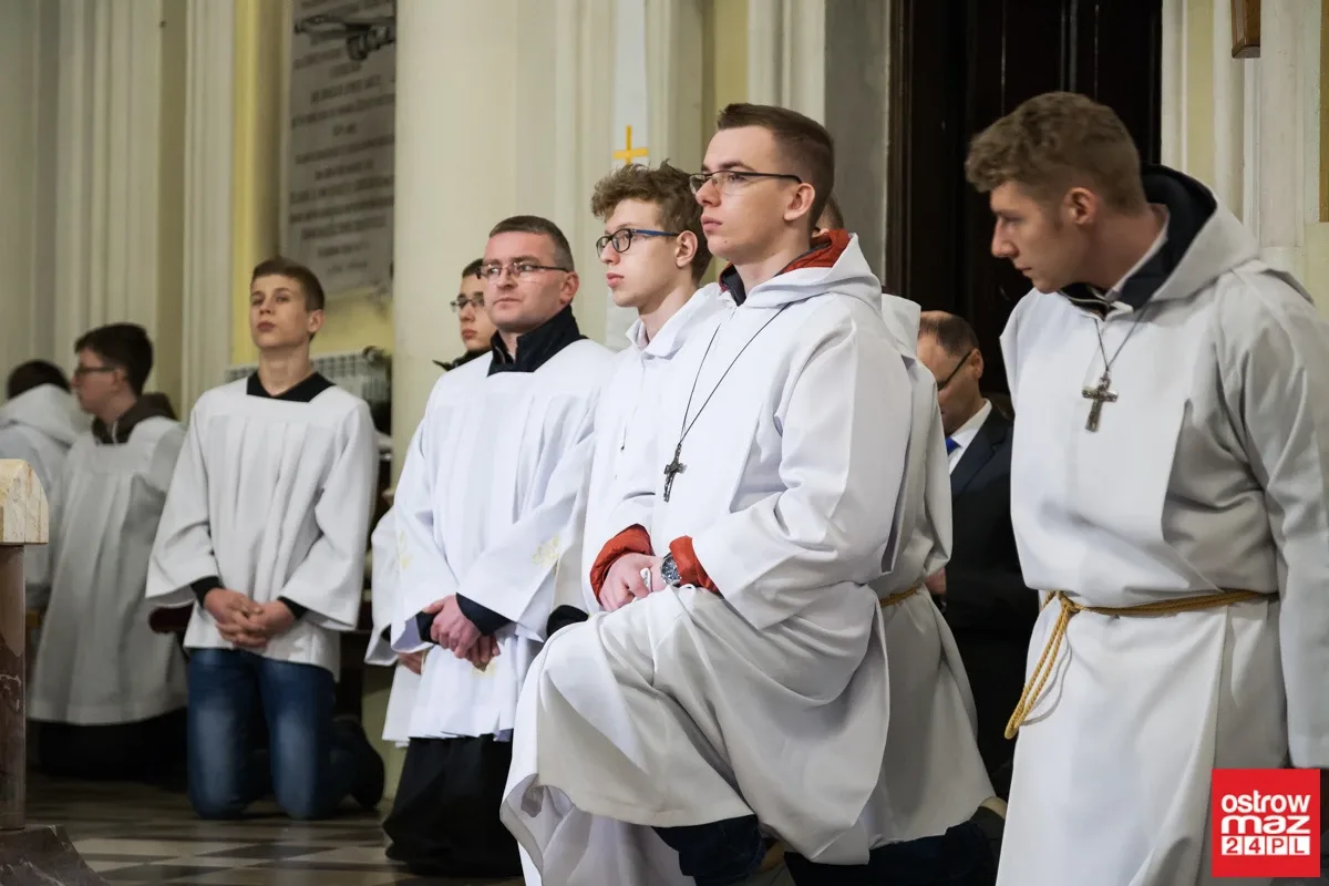 Liturgia Męki Pańskiej w Komorowie i Ostrowi Mazowieckiej (zdjęcia, wideo)