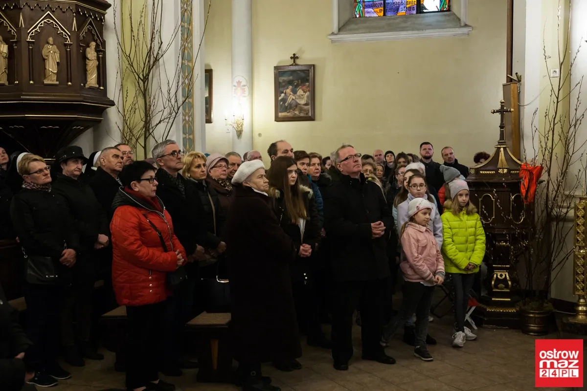 Liturgia Męki Pańskiej w Komorowie i Ostrowi Mazowieckiej (zdjęcia, wideo)